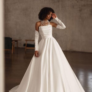 Robe de mariée en satin à épaules dénudées et décolleté en perles