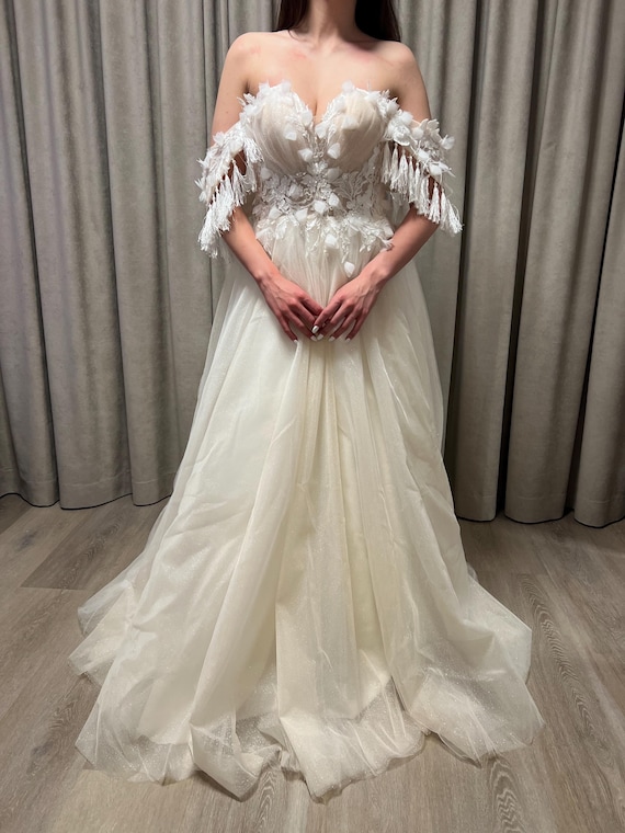 Off Shoulder A-line Romantic Lace Appliques Wedding Dresses Off Shoulder A-line Romantic Lace Appliques Wedding Dresses