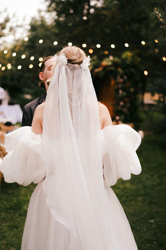 Floral Appliqué Wedding Veil With Pearl Chains, Elegant  display picture 2