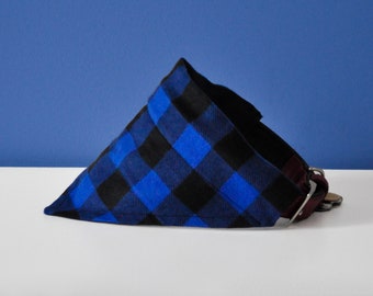 Peut inclure: Bandana pour chien en plaid bleu et noir avec un collier noir et bordeaux.