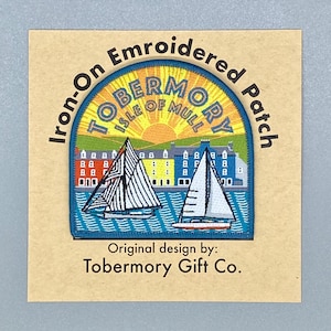 Può includere: Toppa ricamata da stirare con un'illustrazione colorata di Tobermory, isola di Mull, Scozia. La toppa rappresenta una città costiera con due barche a vela e un tramonto. Il testo "Tobermory Isle of Mull" è ricamato in un arco blu e giallo.