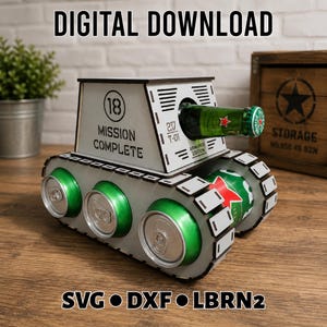 Könnte beinhalten: Ein lasergeschnittenes Panzermodell aus Holz, das zur Aufnahme von Getränkedosen und einer Flasche dient. Die Struktur trägt den Text DIGITAL DOWNLOAD, 18, MISSION COMPLETE, 217 T-01, ARMORED EDITION, SVG, DXF, LBRN2. Es ist mit grünen Dosen bestückt.