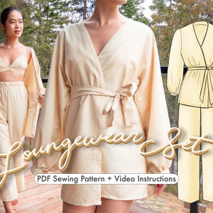 Könnte beinhalten: Ein cremefarbenes Loungewear-Set mit einem Wickel-Oberteil und einer Hose. Das Oberteil hat lange Ärmel und einen Gürtel in der Taille. Die Hose hat weite Beine. Das Set wird auf einem Model vor einem Holzdeck gezeigt. Der Text "Loungewear Set" und "PDF Sewing Pattern + Video Instructions" ist auf dem Bild gedruckt.
