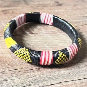 Pulsera bordada africana. Beneficios Caridad
