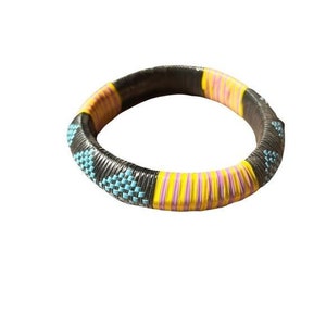 Pulsera bordada africana. Beneficios Caridad