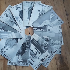 Op de afbeelding: Een verzameling vintage zwart-wit tijdschriften met de titel "Schnitt Technik" op de omslag. De tijdschriften zijn in een cirkel op een houten oppervlak gerangschikt.