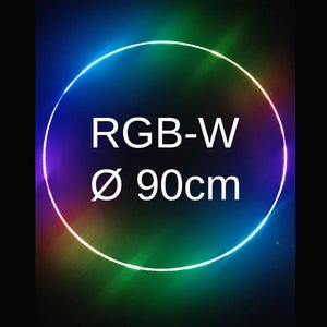 Pode incluir: Um anel de luz LED RGB-W circular com 90 cm de diâmetro. Emite um espectro de cores vibrantes, incluindo azul, verde e vermelho. O texto "RGB-W" é exibido em branco.