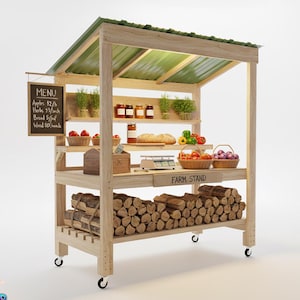 Può includere: Un banco agricolo in legno con tetto verde, che espone vari prodotti e merci. Il banco presenta ripiani con cesti di frutta e verdura, barattoli di conserve e un menu su lavagna. Il ripiano inferiore contiene legna da ardere. Il banco è su ruote.