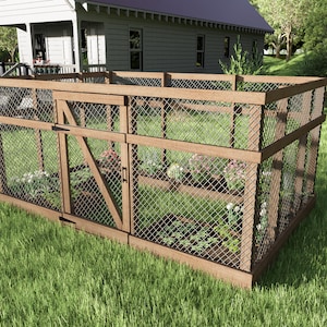 Può includere: Una gabbia da giardino in legno con un recinto in rete metallica. La gabbia ha una piccola porta in legno ed è piena di piante.