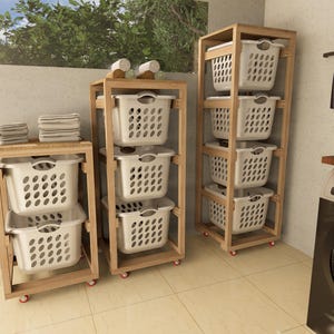 Può includere: Cesto portabiancheria in legno con tre livelli di cesti per la biancheria in plastica bianca. L'ordinatore è su ruote per un facile spostamento. La lavanderia ha anche una lavatrice e asciugamani.