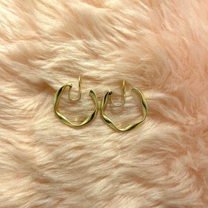 Boucles d'oreilles clip U sans douleur, petites créoles dorées image 4