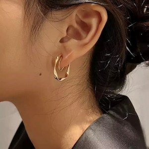 Boucles d'oreilles clip U sans douleur, petites créoles dorées image 1