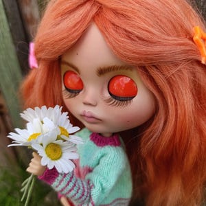 Aangepaste Blythe-pop Olivia - rood haar, handgeschilderde kunstpop, gebreide outfit, collectible OOAK-cadeau, handgemaakte gebreide popkleding