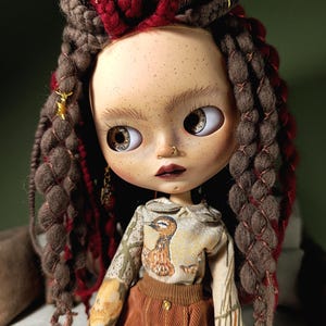 OOAK Custom Blythe-pop – handgemaakt boho-meisje met dreadlocks, sproeten, neuspiercing en geruite outfit – uniek verzamelcadeau