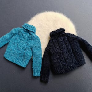 Вязаный свитер для куклы Блайз