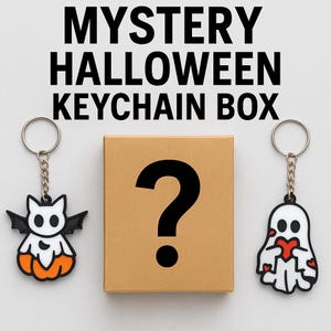 Könnte beinhalten: Ein Halloween-Bild mit einer braunen Schachtel mit einem großen schwarzen Fragezeichen und zwei Schlüsselanhängern. Ein Schlüsselanhänger zeigt ein fledermausartiges Wesen, der andere einen Geist mit Herzen. Der Text oben lautet "MYSTERY HALLOWEEN KEYCHAIN BOX."