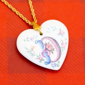 Collar con colgante de cerámica "D" con inicial de corazón vintage de Avon de 24 pulgadas - O28