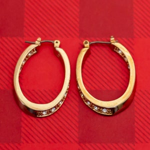 Orecchini vintage minimalisti in strass con tono oro a cerchio by Avon - O16