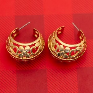 Vintage Floral Gold Tone Hoop Earrings - O7