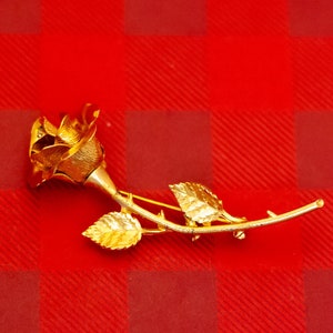 Vintage Gold Tone Intricate Floral Rose Brooch - O33