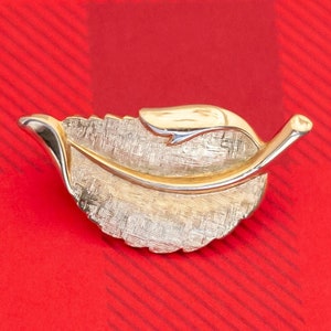 Vintage Golden Leaf Brooch - O26