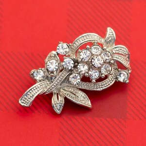 Vintage Floral Gemstone Silver Tone Brooch - O3