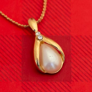 Vintage Victorian Pearl Pendant Necklace by Avon 17 1/2 Inches - O10
