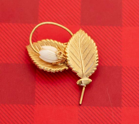 Vintage Minimalist Golden Leaf Gold Tone Brooch -… - image 1