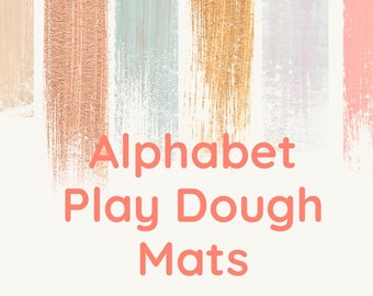 Op de afbeelding: Vijf kleurrijke play dough-matten met een textuur van penseelstreken. De matten zijn in tinten beige, lichtblauw, goud, lavendel en roze. De tekst "Alphabet Play Dough Mats" is geschreven in grote, koraalkleurige letters.