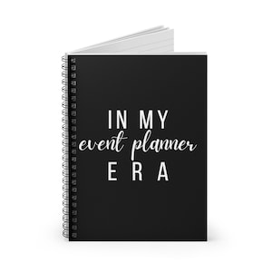 Può includere: Un taccuino nero a spirale con il testo "In my event planner era" in bianco.