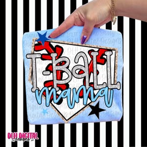 Peut inclure: Graphique bleu clair sur le thème du baseball avec le texte "T BALL mama" en argent, rouge et bleu clair. Le motif comprend un losange de baseball et des étoiles. Fond à rayures noires et blanches.