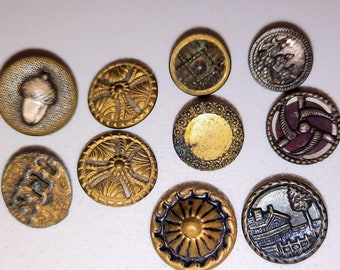 Puede incluir: Surtido de diez botones vintage con varios diseños y colores. Los botones son de metal y tienen un acabado brillante. Algunos de los botones presentan patrones intrincados, mientras que otros tienen diseños simples.