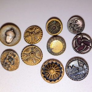 Puede incluir: Surtido de diez botones vintage con varios diseños y colores. Los botones son de metal y tienen un acabado brillante. Algunos de los botones presentan patrones intrincados, mientras que otros tienen diseños simples.