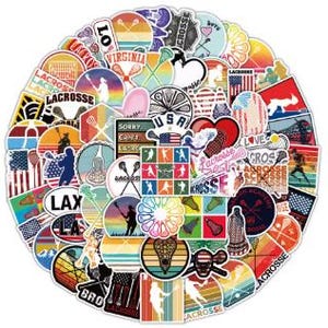 Op de afbeelding: Een verzameling kleurrijke lacrosse-stickers in verschillende vormen en maten. De stickers tonen lacrosse-sticks, spelers, vlaggen en tekst zoals "Lacrosse", "Virginia" en "USA". De ontwerpen bevatten een mix van illustraties en grafische elementen.