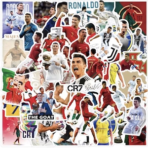 Puede incluir: Una colección de pegatinas con Cristiano Ronaldo en varias poses y uniformes. Las pegatinas muestran a Ronaldo en acción, sosteniendo trofeos y vistiendo camisetas de diferentes equipos. Algunas pegatinas incluyen texto como "RONALDO" y "CR7".