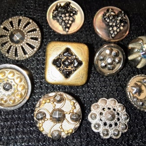 Verschiedene Geschnittene Stahl und Messing Vintage Knöpfe
