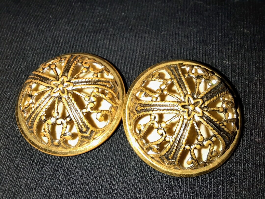 2 Decorative Victorian Era Buttons - Etsy