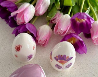 Huevos de cerámica coloridos hechos y pintados a mano