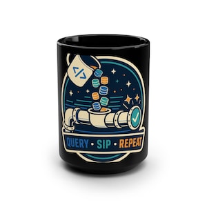 Peut inclure: Un mug en céramique noir orné d'une illustration graphique représentant une tasse versant des jetons de données circulaires colorés dans un tuyau. Le motif inclut un symbole de code sur la tasse, une coche sur le tuyau et le texte QUERY • SIP • REPEAT.