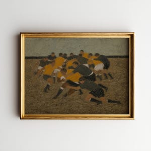 Puede incluir: Una pintura enmarcada que representa un partido de rugby en curso. Jugadores con camisetas amarillas y negras están en una melé sobre un campo marrón texturizado. La obra está en un marco fino de metal dorado, capturando el movimiento dinámico de los atletas mientras compiten por el balón frente a un fondo de tonos neutros y apagados.