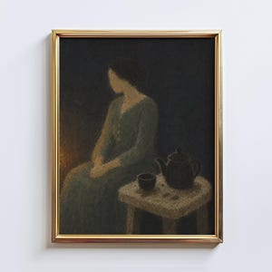 Può includere: Una stampa d'arte incorniciata che raffigura una persona con un abito verde a maniche lunghe seduta accanto a un piccolo tavolo di legno. Sul tavolo si trovano una teiera scura e una piccola ciotola. La scena è ambientata su uno sfondo scuro.