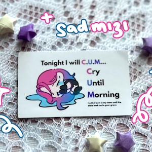 Puede incluir: Una tarjeta blanca con el texto "Tonight I will C.U.M... Cry Until Morning" y una ilustración de dibujos animados de un personaje llorando. La tarjeta está rodeada de estrellas de origami y elementos decorativos.