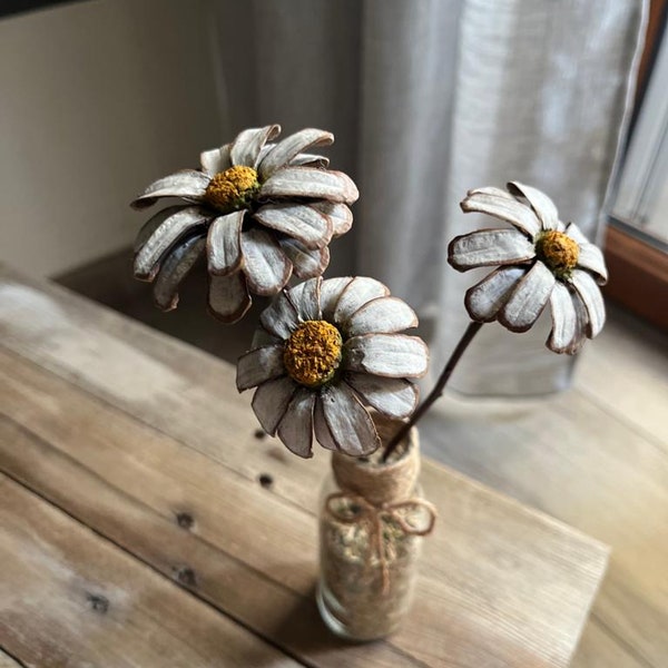 Fiori vintage effetto retrò vintage in legno dipinti a mano Vintage retro effect vintage hand-painted wooden flowers