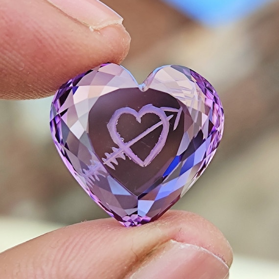 アメジスト 原石 ハート 天然アメジスト原石、美しいハートの手彫り、ファンタジーハート
