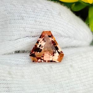 Aleksandryt Kamień szlachetny, Kamień zmieniający kolor, Kamień o szlifie fantasy, Kształt trójkąta, 2,40 Ct. Wyrób biżuterii, Pierścionek i wisiorek Kamień szlachetny, #Sh539