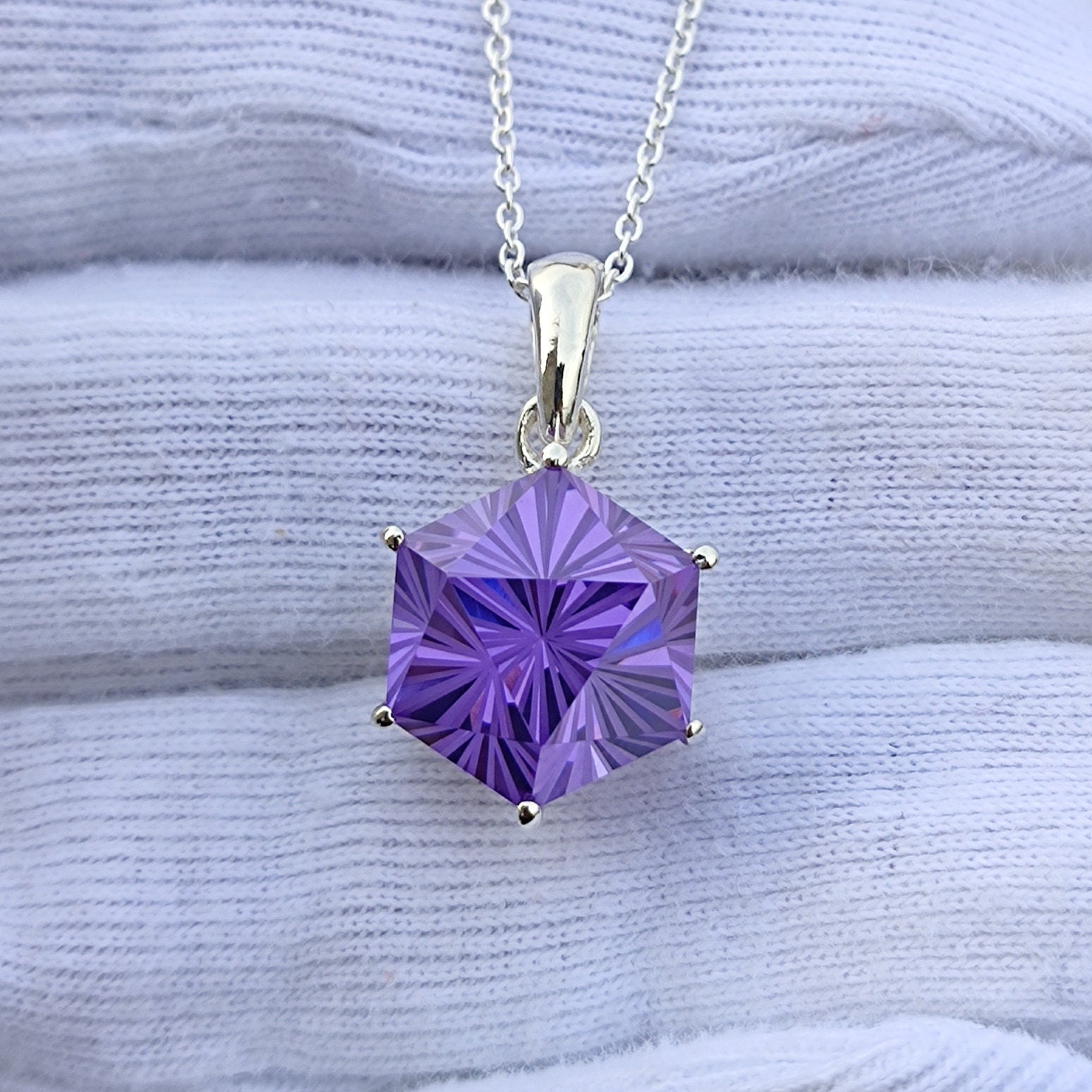 ファッション通販 安い Light Purple Cubic Zirconia Pendant, Beautiful Fantasy Cut 小物