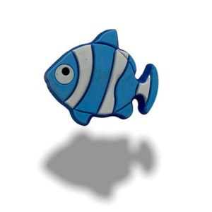 Puede incluir: Un pez de dibujos animados azul y blanco con un solo ojo negro. El pez tiene una raya blanca en su cuerpo y una aleta blanca.