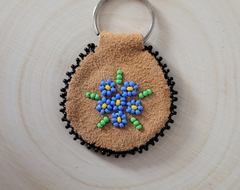 Portachiavi con perline a forma di fiore "Non ti scordar di me": accessorio in pelle di alce