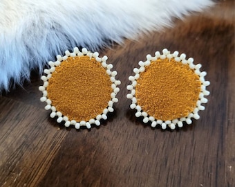 Pendientes de cuentas redondas, color crema y cuero / Tachuelas