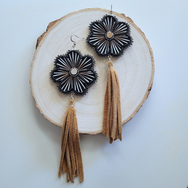 Schwarze Blume | Stachelschwein Quill Perlen Ohrringe